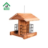 Rauður sedrusviður fuglafóður úti